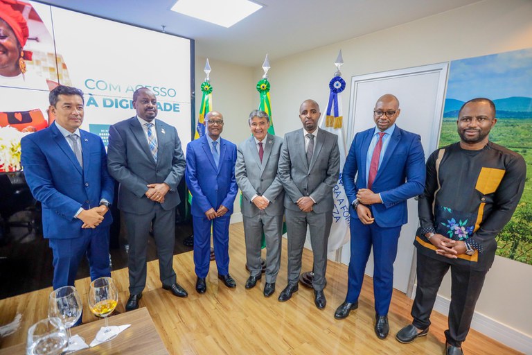 Wellington Dias recebe ministro de Ruanda para troca de experiências sobre combate à fome