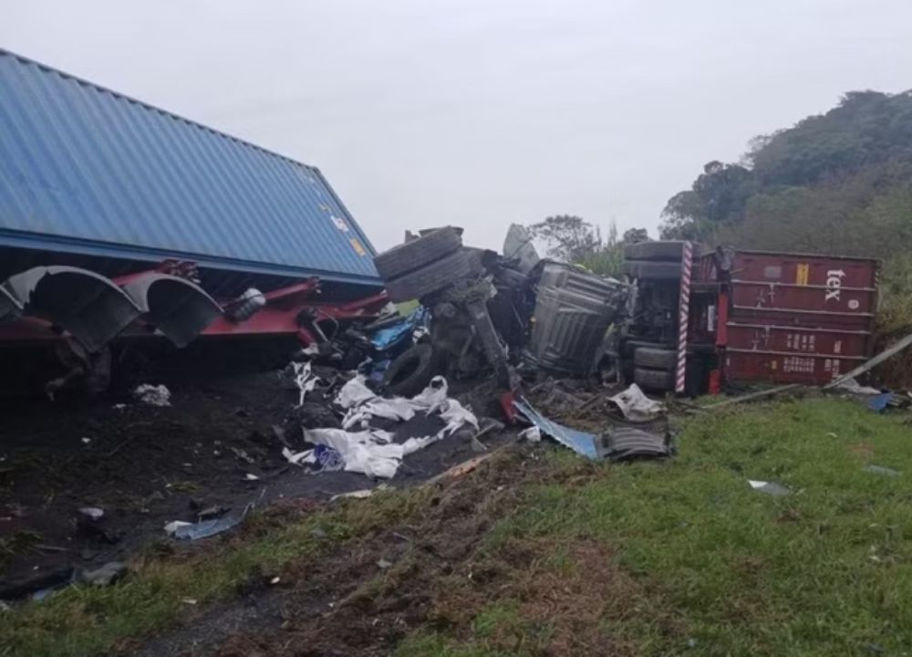 Acidente entre carretas na Régis Bittencourt deixa 1 morto e 1 ferido