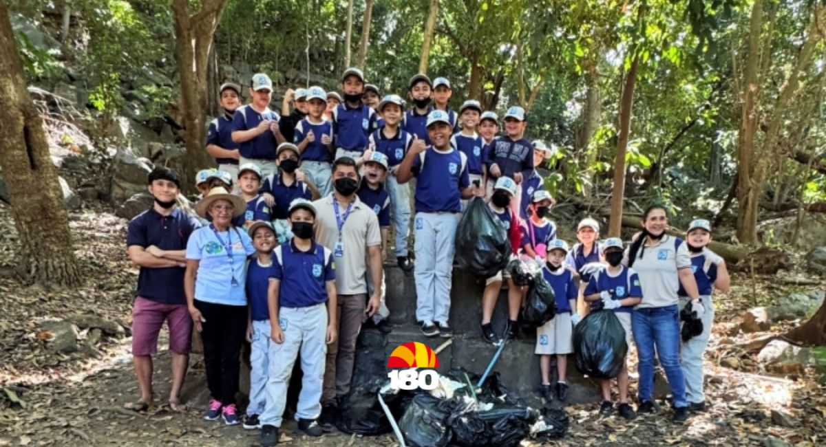 Alunos do Pelotão Mirim da PM participam de ação ambiental no Parque Pirapora em Pedro II