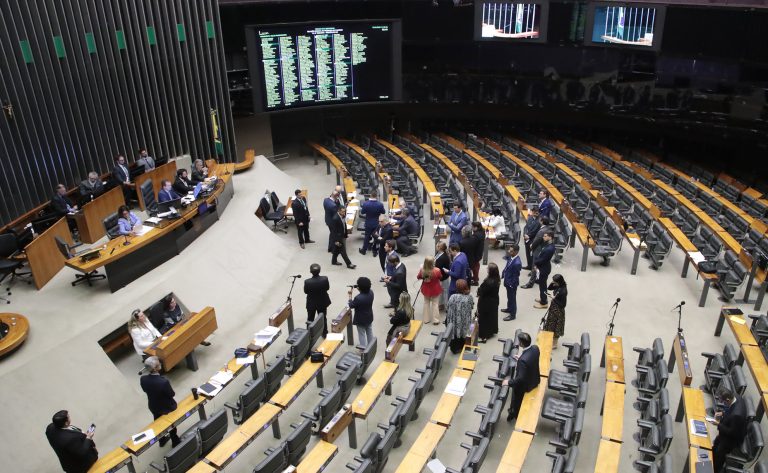 Câmara adia votação de projeto que criminaliza reaproximação de agressor de vítima