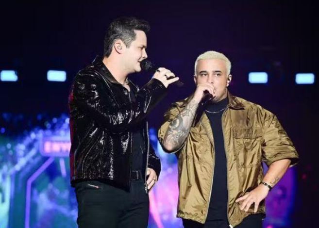 Cantor Kauan leva tombo durante show e reag