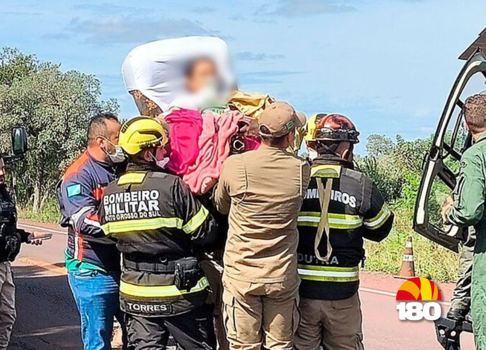 Criança é socorrida com ferro cravado no corpo após colisão entre caminhão e ônibus