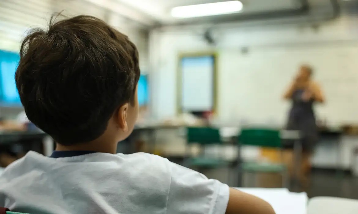 Ilustração; criança assistindo aula, creche, sala de aula, escola, colégio, estudando, estudo