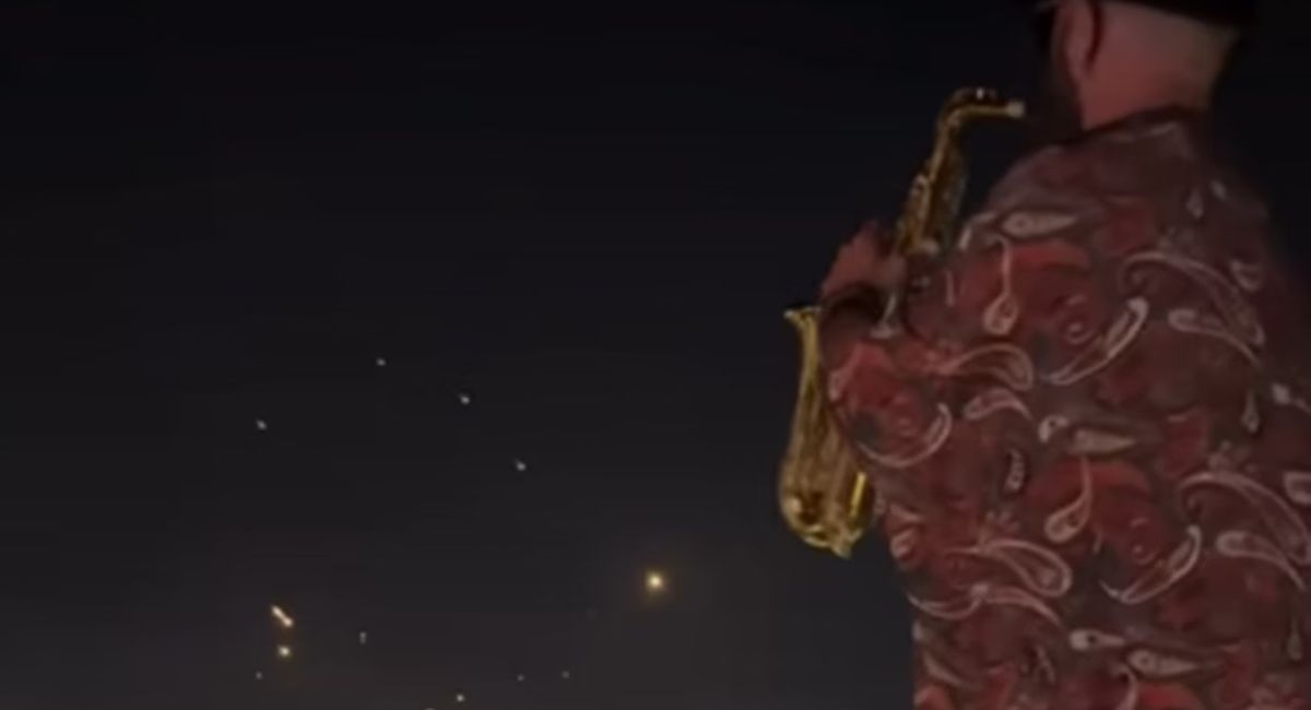 Saxofonista viraliza ao tocar em festa no líbano durante bombardeios em Israel