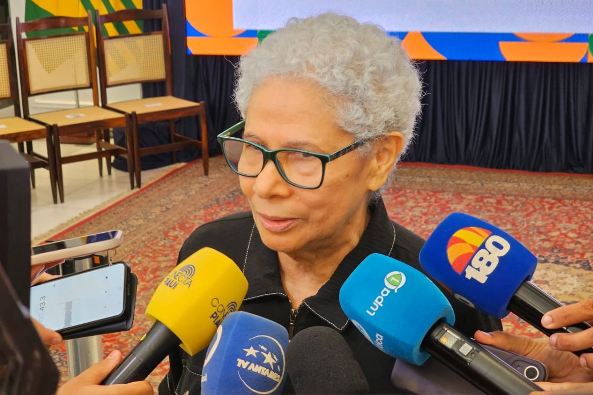 Secretária Regina Sousa