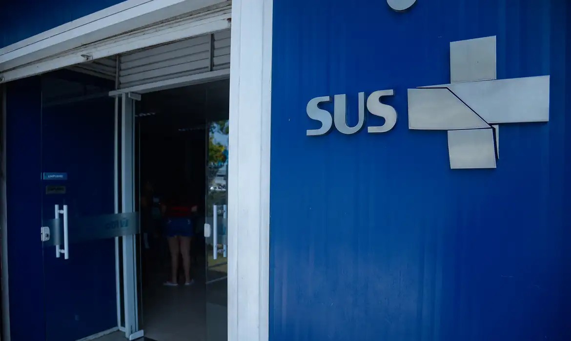 SUS; Fachada escrita a palavra SUS; ilustração