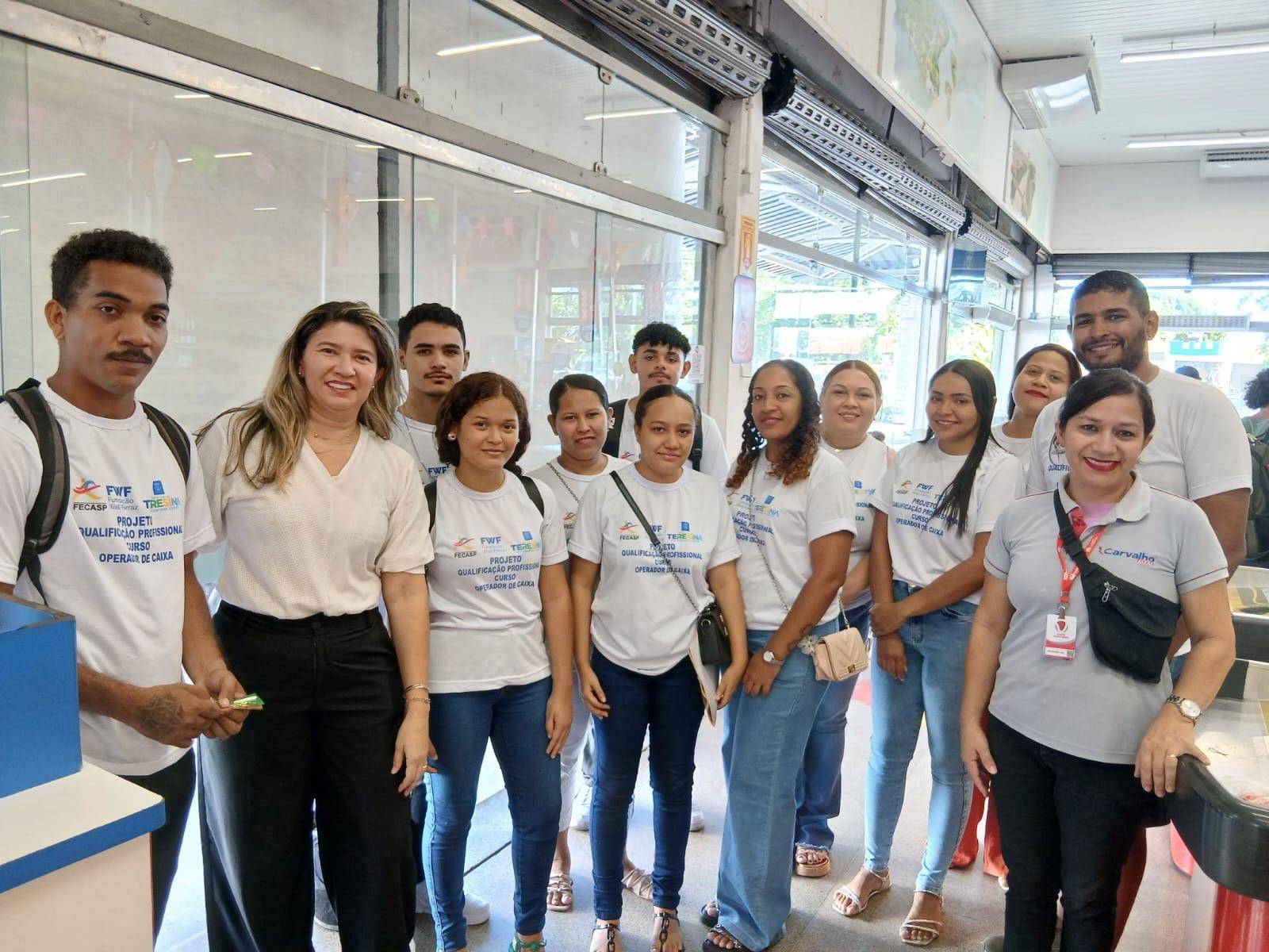 Alunos de curso de Operador de Caixa participam de visita técnica