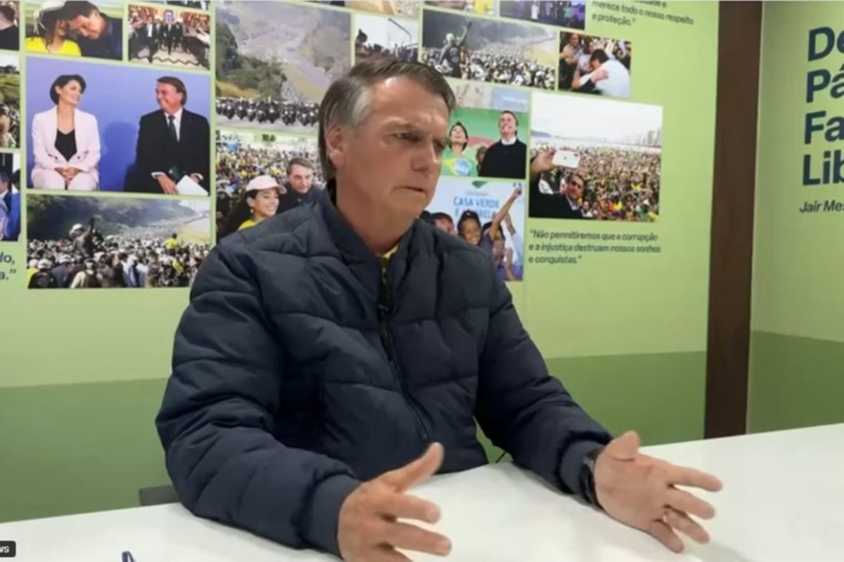 Bolsonaro critica proibição de contato com filho e incentiva Eduardo a não voltar ao Brasil