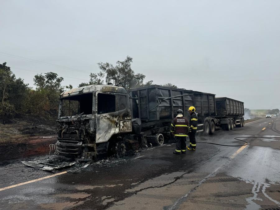 Carreta carregada de açúcar pega fogo após pneu estourar na MS-134