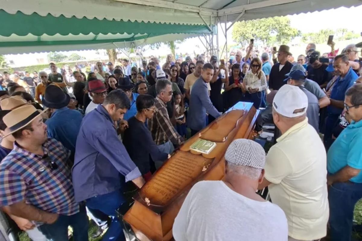 Despedida emocionada marca adeus ao sanfoneiro Xameguinho em Maceió