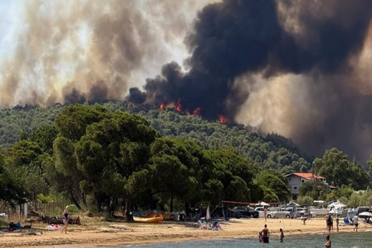 Incêndio florestal em Creta força evacuação de 5 mil pessoas na Grécia