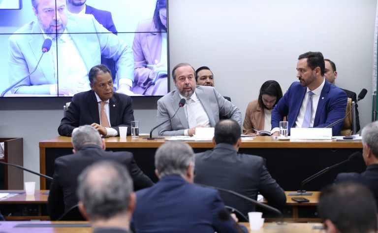 Ministro Alexandre Silveira anuncia medida provisória para limitar encargo na conta de luz