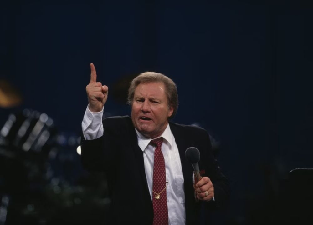 Morre pastor que chamou Igreja Católica de “prostituta do Apocalipse”