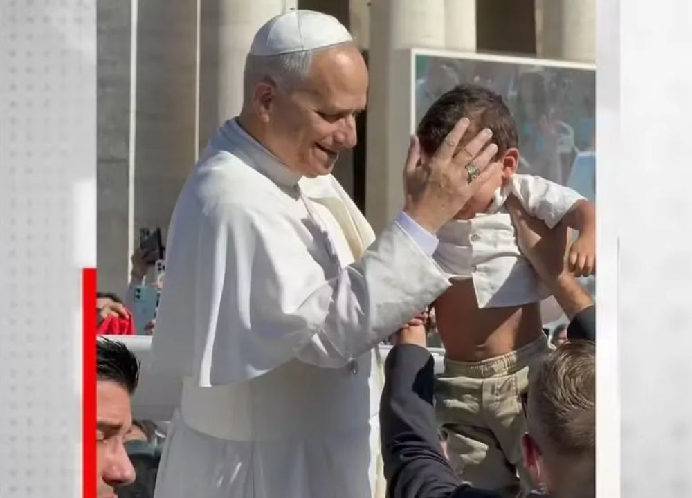 Piauiense de 2 anos é abençoado pelo papa Leão XIV em meio à multidão no Vaticano