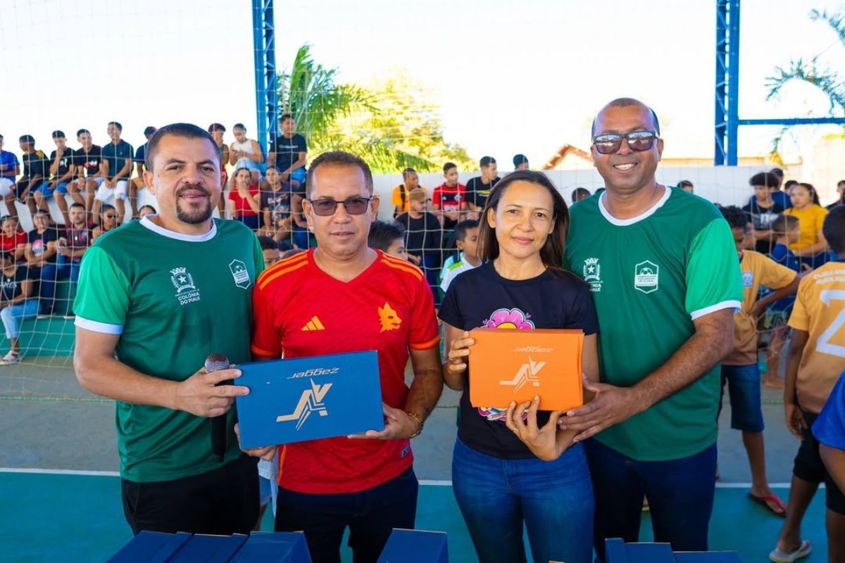 Prefeitura de Colônia do Piauí entrega chuteiras e incentiva futsal estudantil