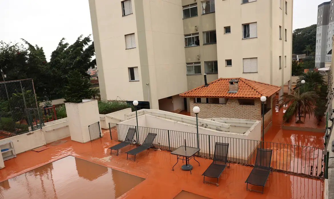 Prefeitura de SP isola rua após rompimento de tubulação causar alagamentos na zona norte