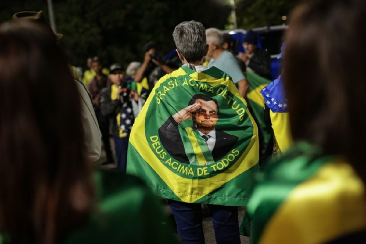 Apoiadores de Bolsonaro protestam em Brasília contra prisão domiciliar decretada por Moraes