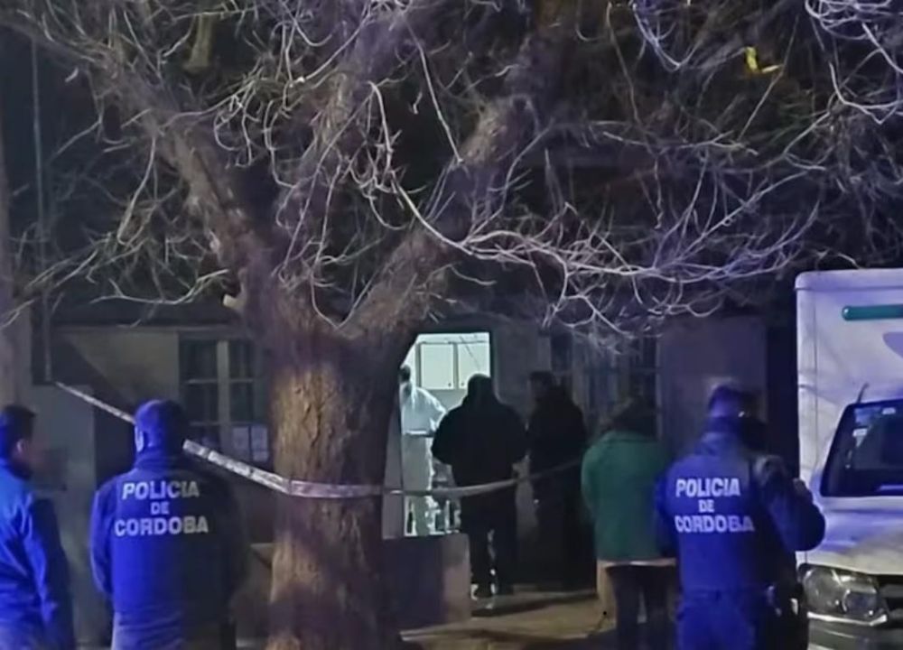 Mãe mata filho de 14 anos a facadas e é encontrada pelo marido: “Fez uma bagunça”