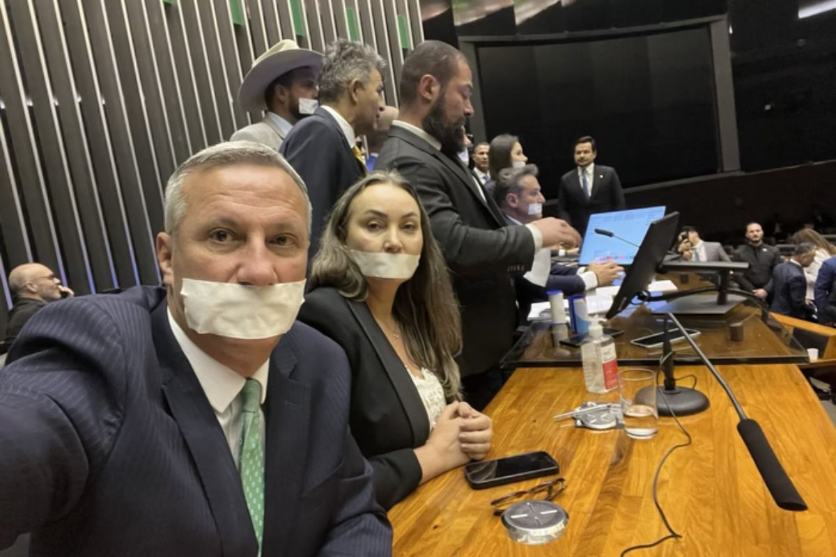 Oposição ocupa Mesa Diretora da Câmara em protesto pela prisão de Bolsonaro