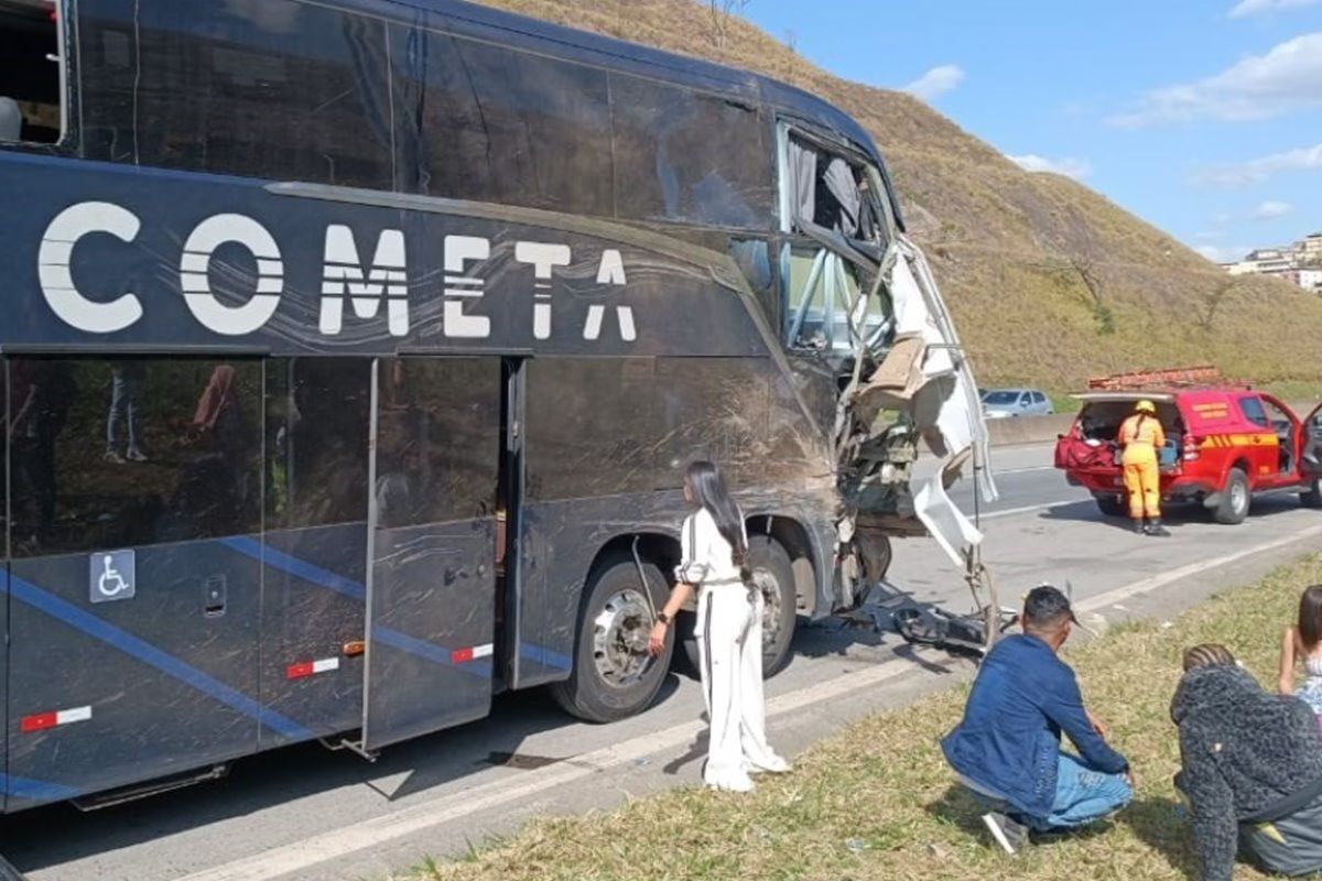 Acidente entre ônibus deixa quatro mortos e 31 feridos na BR-040, em Juiz de Fora