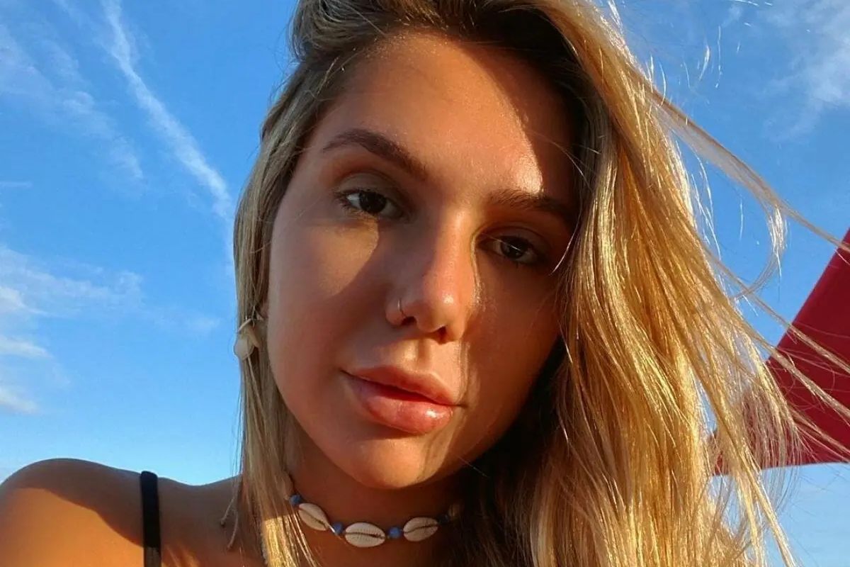 Carolina Portaluppi encanta fãs ao exibir corpaço de biquíni vermelho na praia