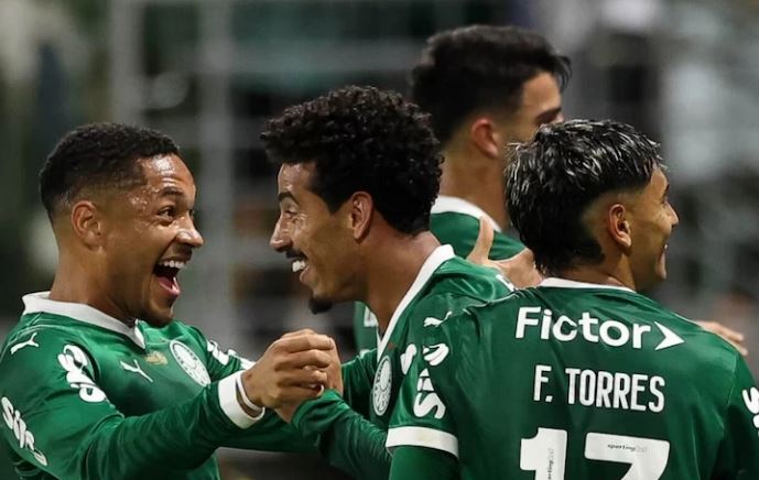 Com hat-trick de Vitor Roque, Palmeiras atropela o Internacional