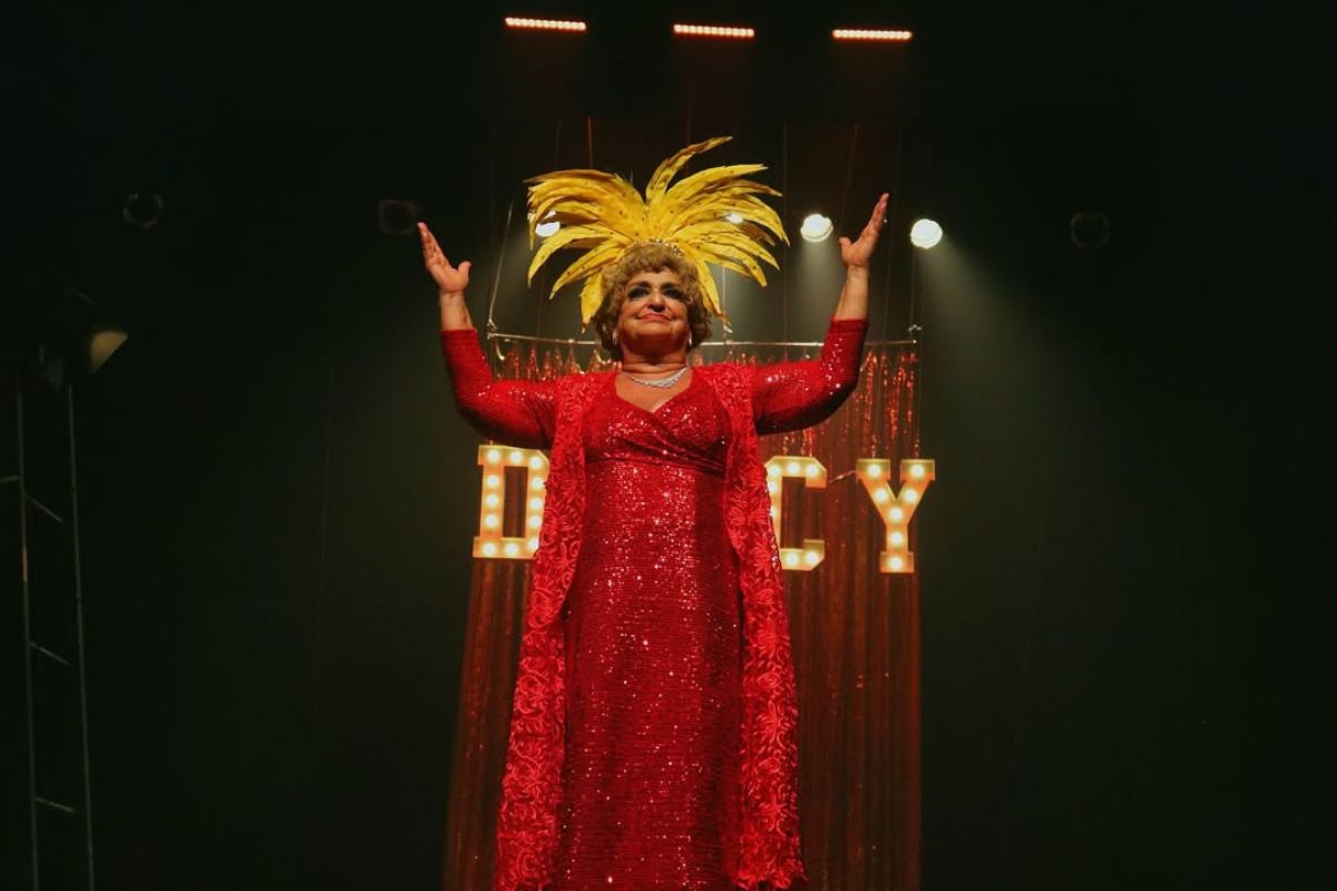Grace Gianoukas revive Dercy Gonçalves em espetáculo no Theatro 4 de Setembro