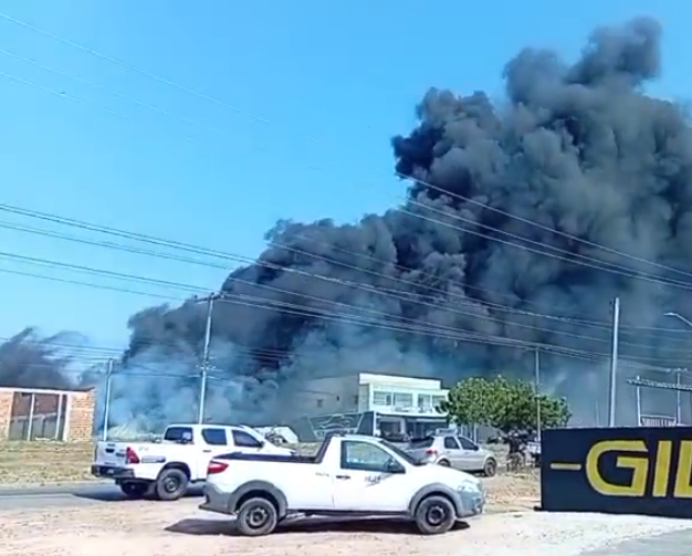 Incêndio atinge Residencial Mãe Rainha e mobiliza bombeiros em Parnaíba