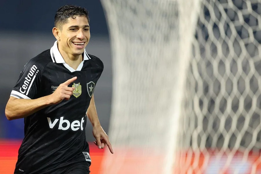 Savarino se reapresenta ao Botafogo