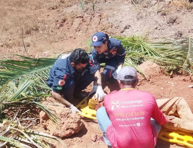 Acidente de moto deixa idoso ferido na estrada do Cemitério do Ciganinho, em Esperantina