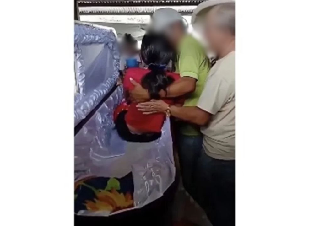 Adolescente de 15 anos acorda dentro do caixão durante o próprio velório