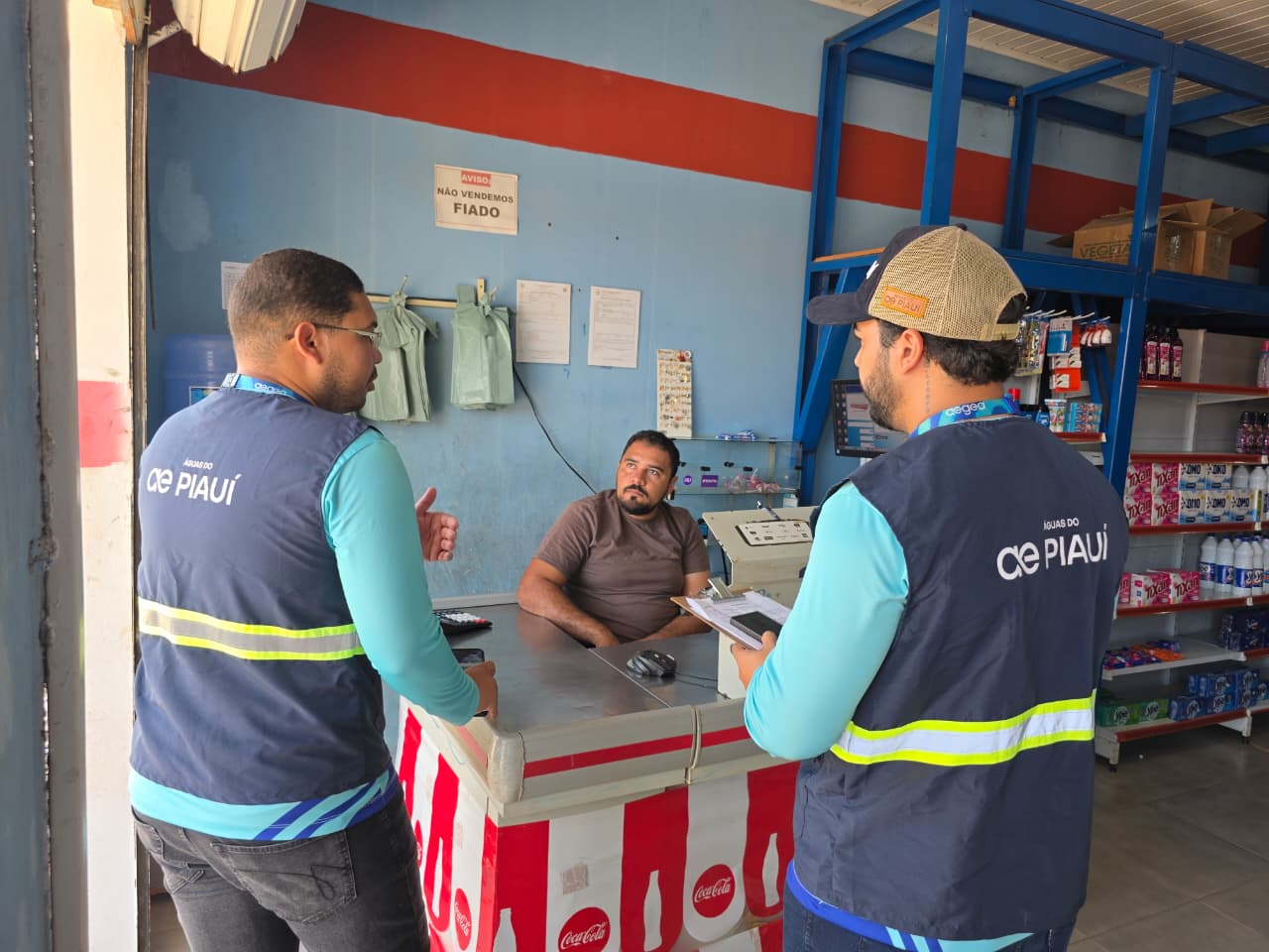 Águas do Piauí realiza ação porta a porta para orientar moradores de Uruçuí sobre ampliação da rede de esgoto