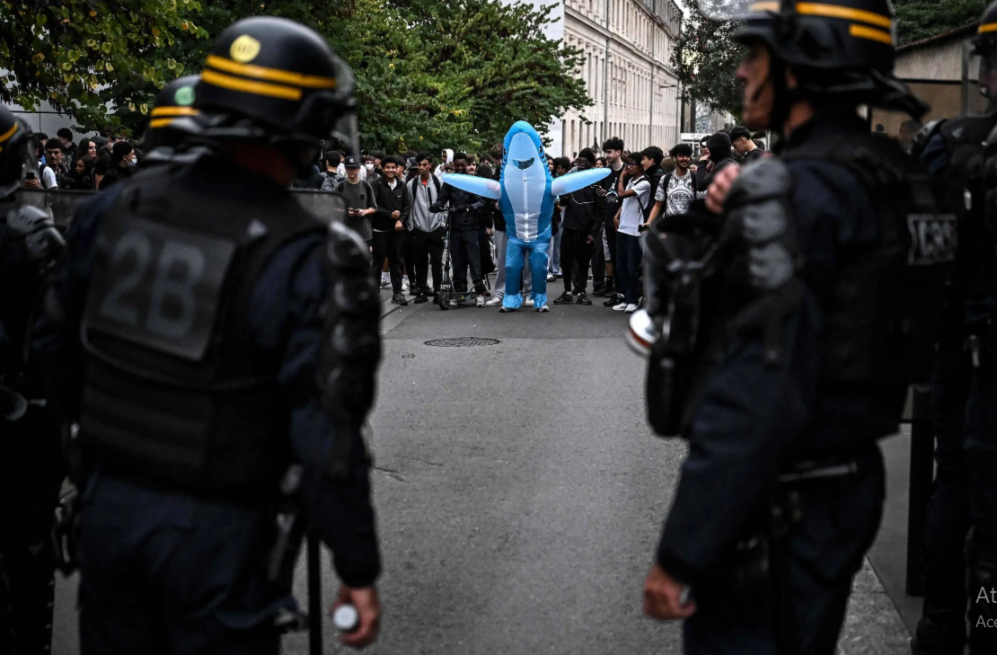 Aluno de 15 anos perde a mão durante protesto estudantil na França