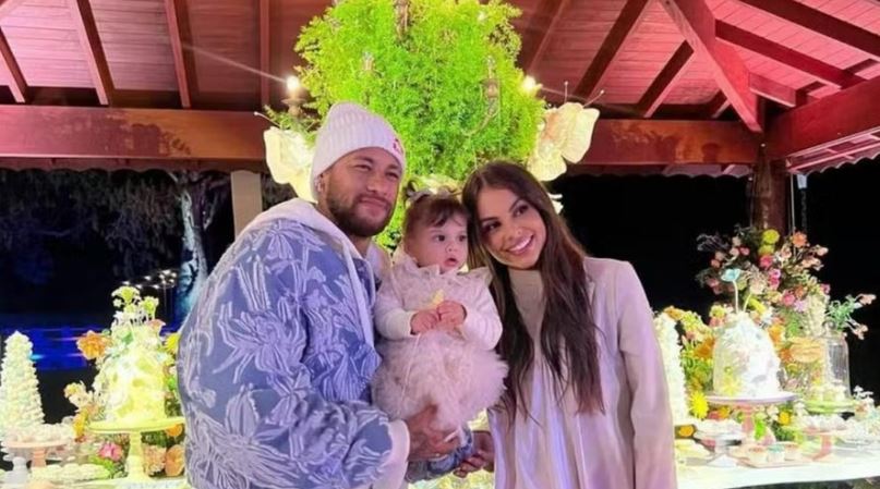 Amanda Kimberlly registra BO por ataques à filha com Neymar