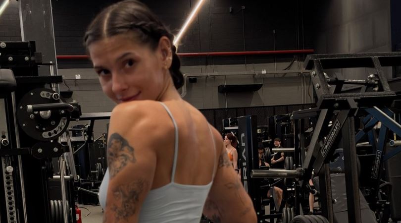 Ana Castela abre álbum de fotos e exibe corpo sarado