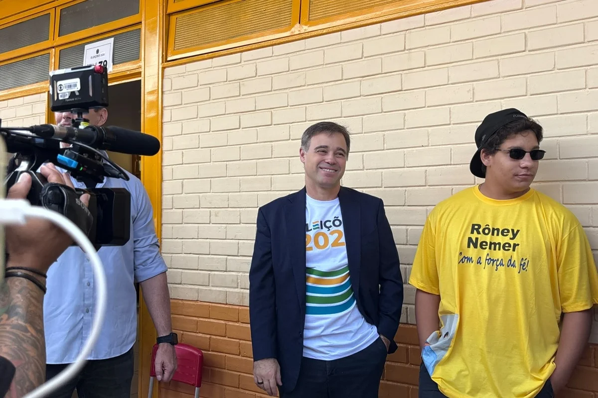 André Mendonça vota em zona eleitoral do DF