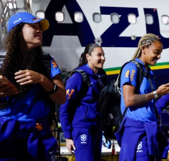 Após cortes, seleção feminina chega a Recife para encarar Argentina