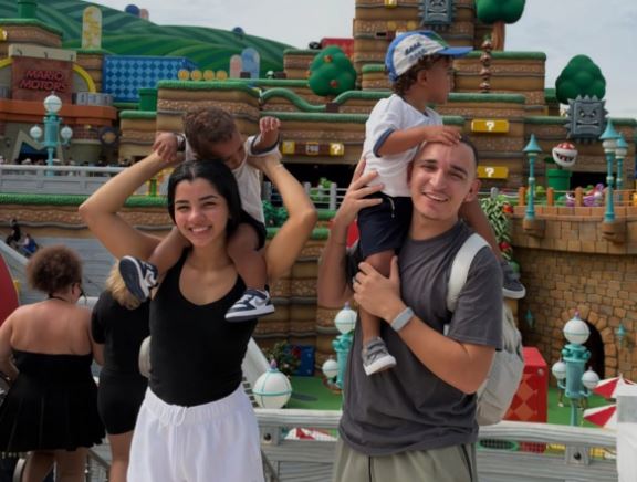 Ary Mirelle curte Orlando com os filhos e se declara
