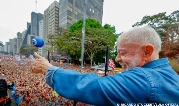 Ato pela reeleição de Lula leva milhares à Avenida Paulista
