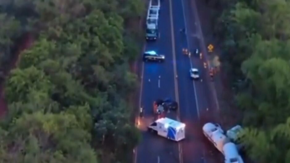 Batida entre caminhonete e caminhão de combustível mata duas pessoas na BR-158