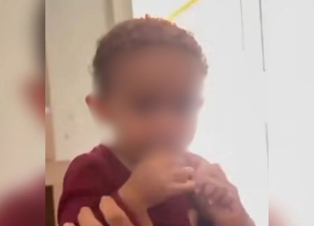 Bebê de 1 ano morre após ser atropelado por carro da mãe na garagem de casa