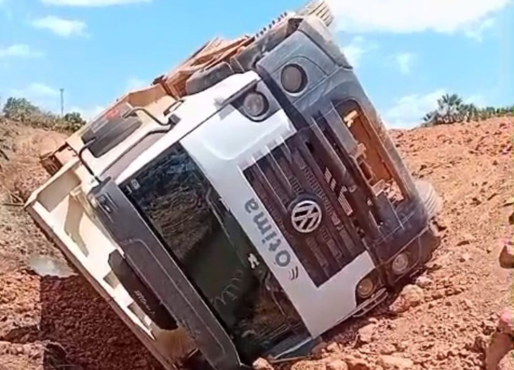 Caçamba tomba em ribanceira durante obra do Dique de Contenção em Luzilândia