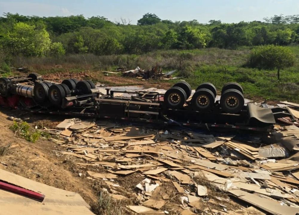 Caminhão sai da pista, capota e deixa uma pessoa morta na BR-135