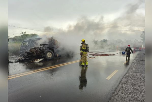 Caminhões batem de frente e pegam fogo na BR-497