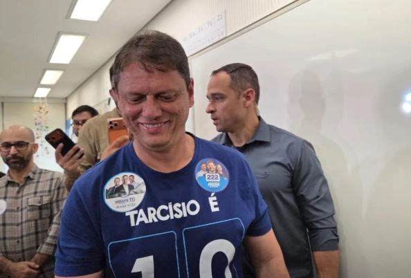 Candidato à reeleição em SP, Tarcísio de Freitas vota em escola no Morumbi