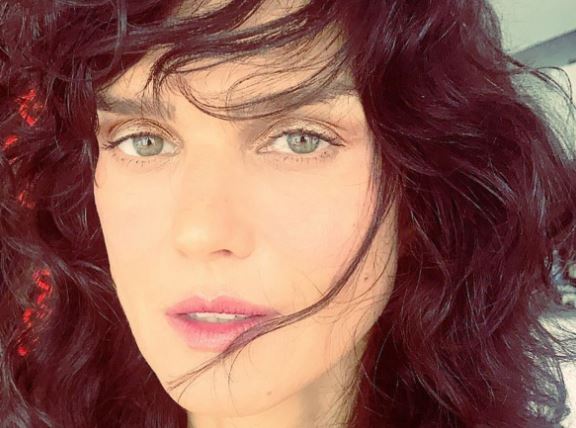 Cantora Karina Zeviani, ex-The Voice Brasil, morre aos 51 anos