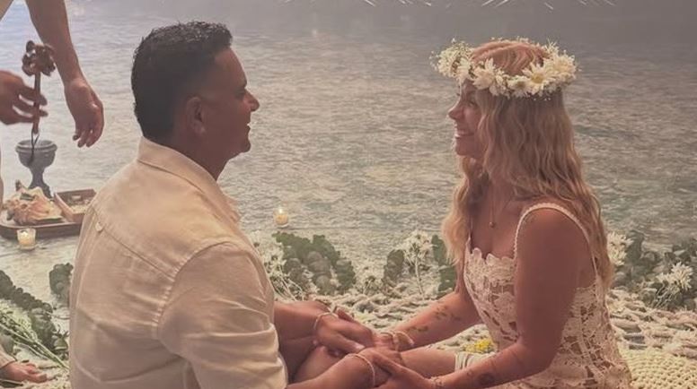 Carla Perez e Xanddy celebram 25 anos de casamento com renovação de votos praiana e encantam a web