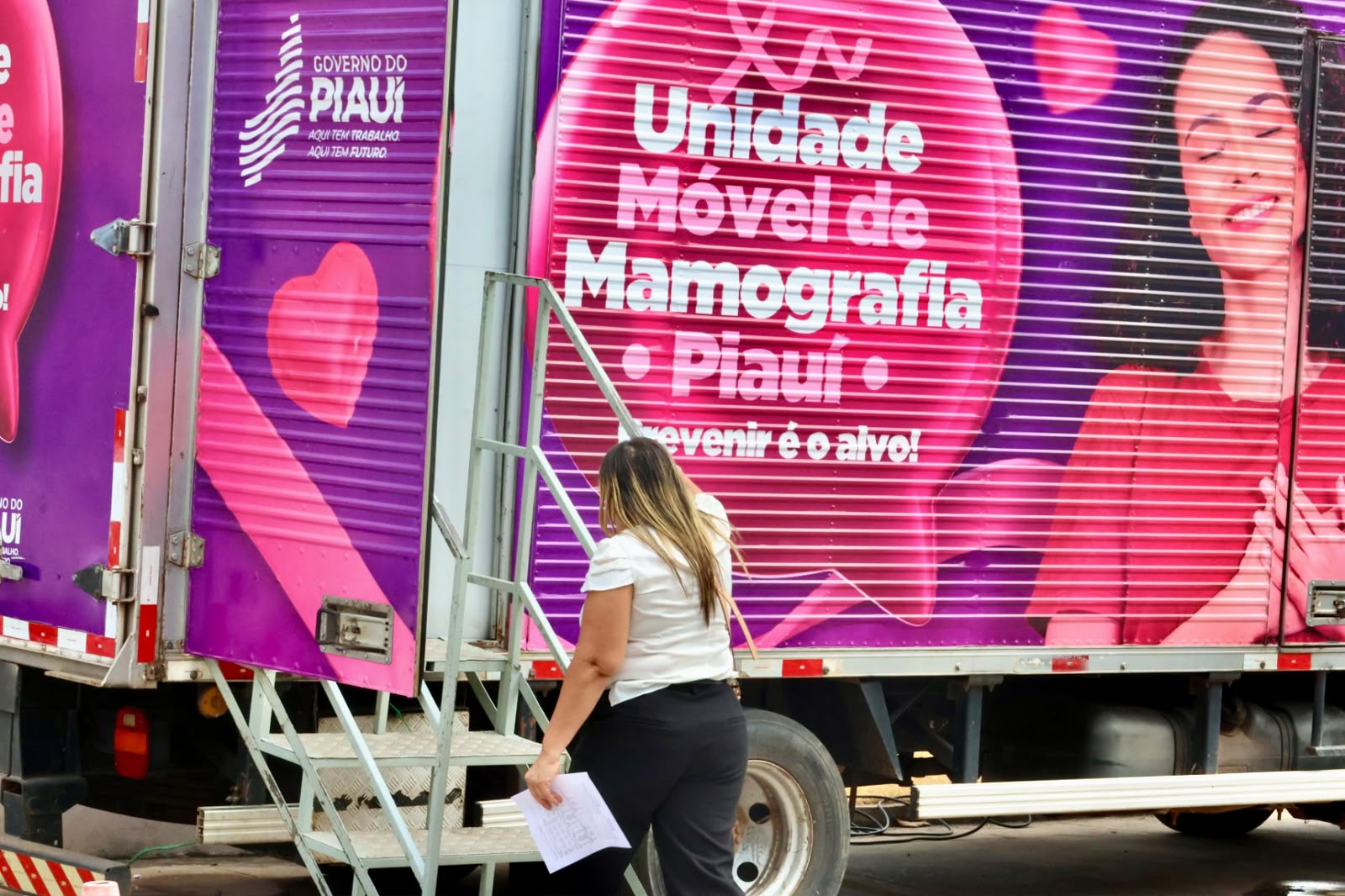 Carreta da Mamografia amplia acesso à prevenção do câncer de mama na Casa da Mulher Brasileira