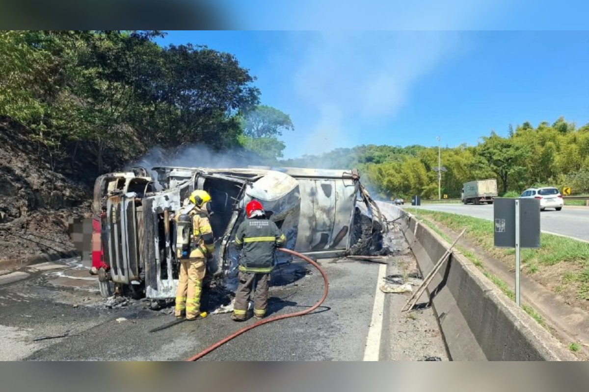 Carreta tomba e pega fogo na BR-381 e motorista morre carbonizado em MG