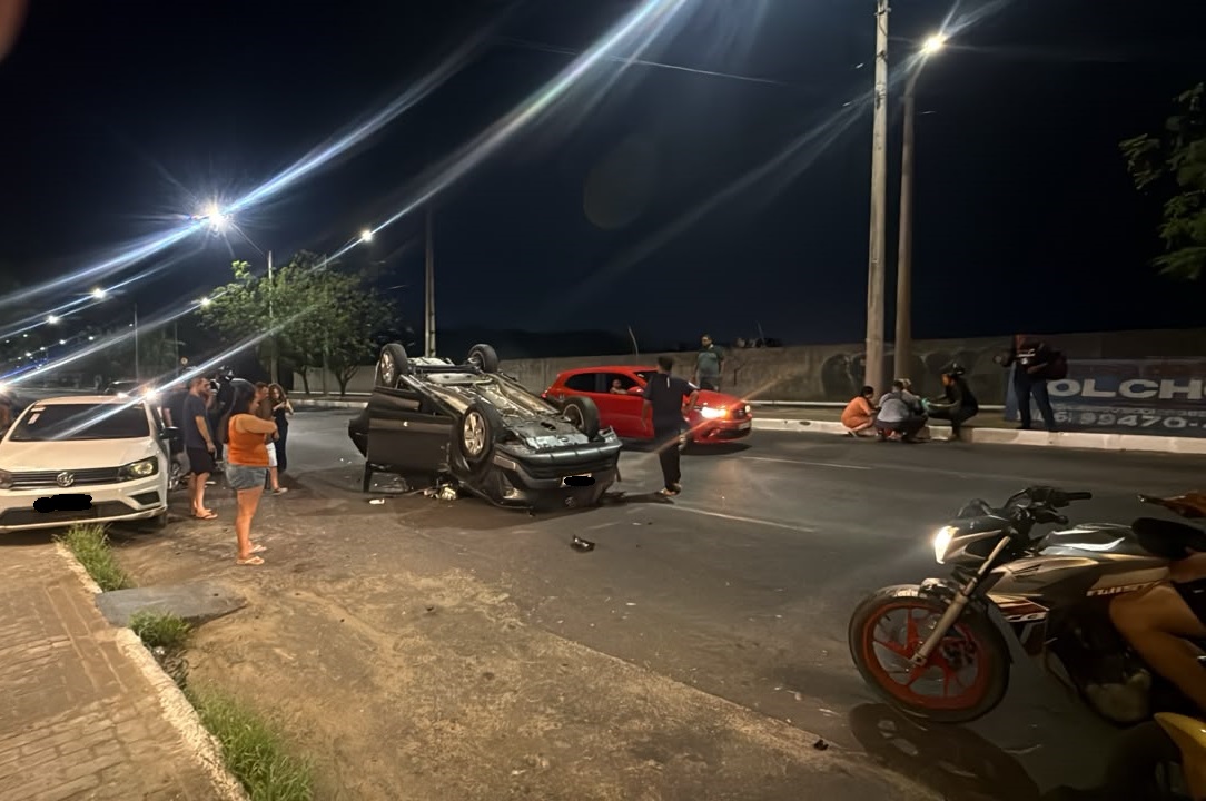Carro capota após colisão na Ponte Anselmo Dias, na Zona Sudeste de Teresina